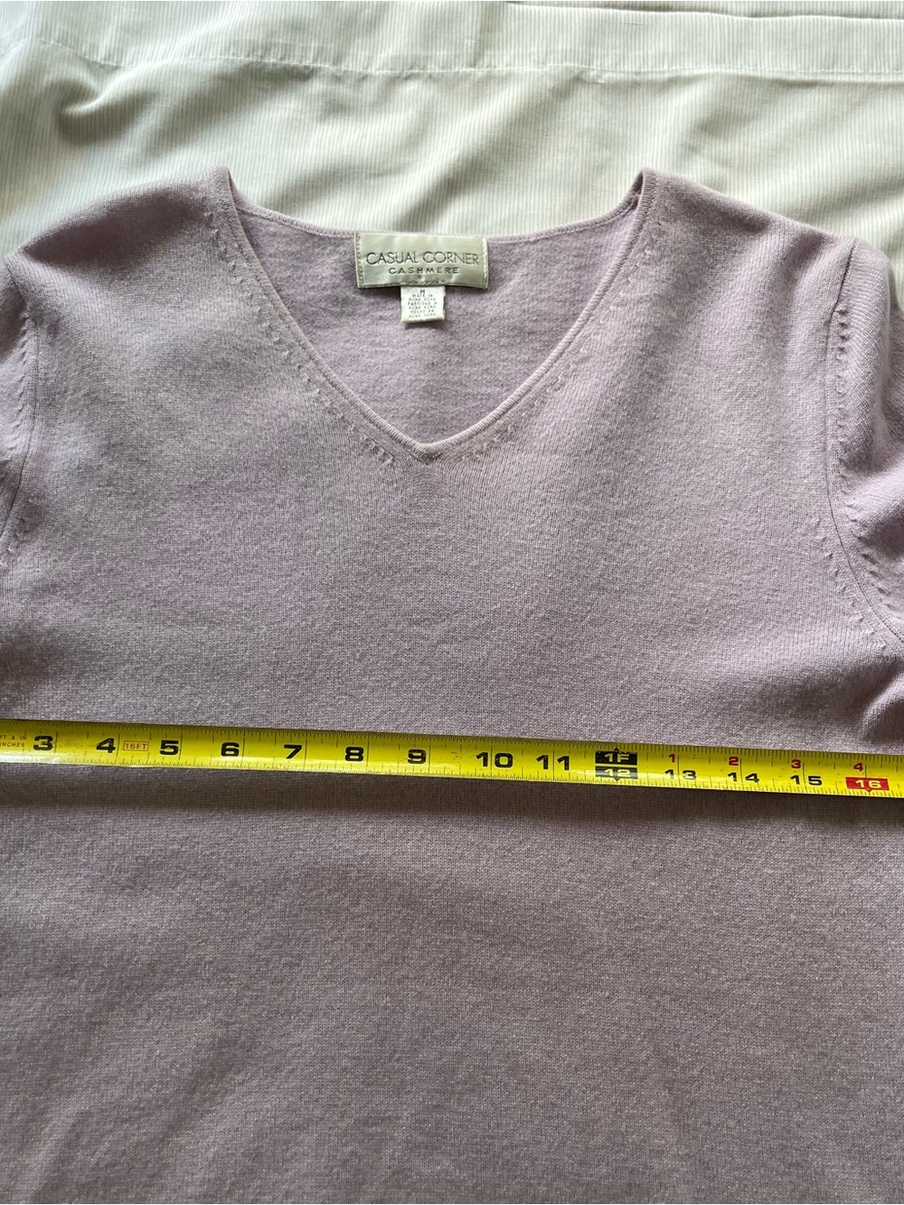 Casual Corner Lavender V-Neck Women's Cashmere Sweater - Picture 4 of 4